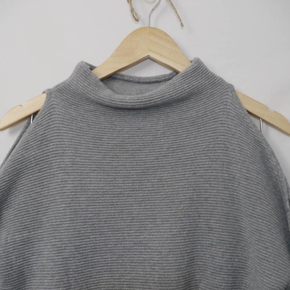 Amaryllis Cold Shoulder Gray Knit Sweater Size M - Picture 2 of 9